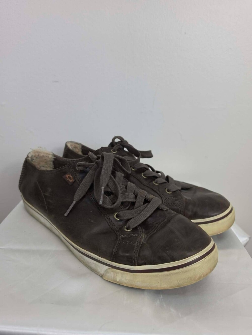 UGG Vanowen Men's Dark Brown Leather Low-Top Sneakers